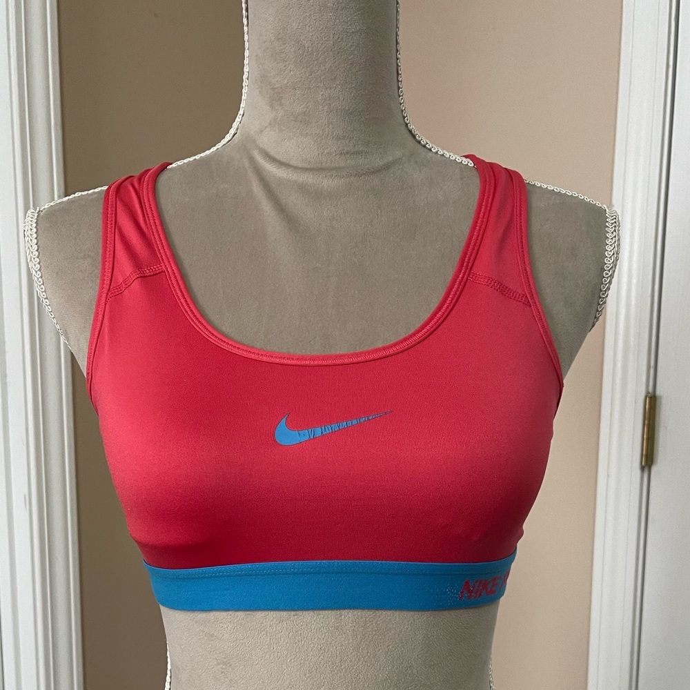Women’s Nike sports bra with removable padding